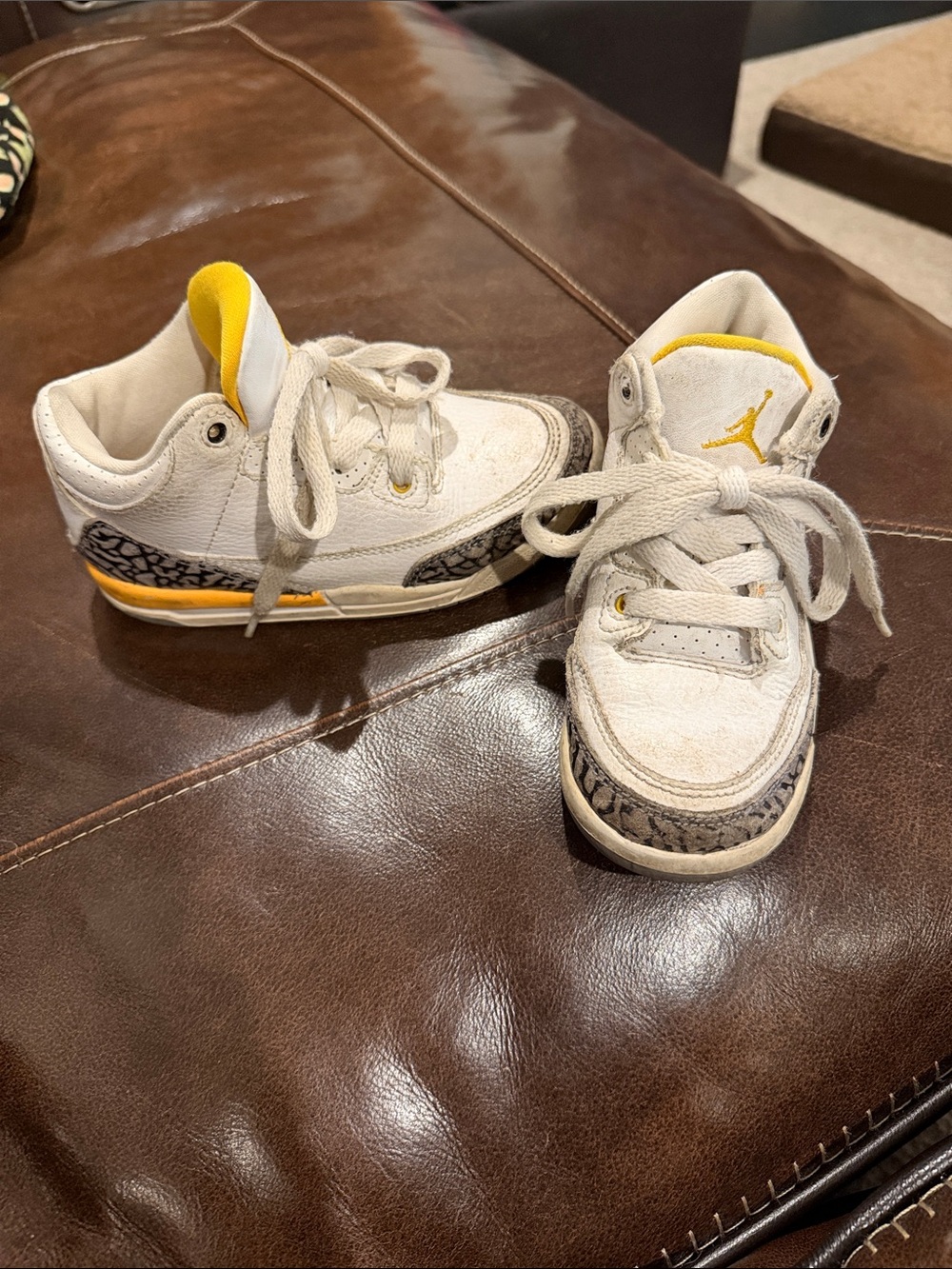Little Kids 11 - Jordan White & Yellow Retro high top Sneakers